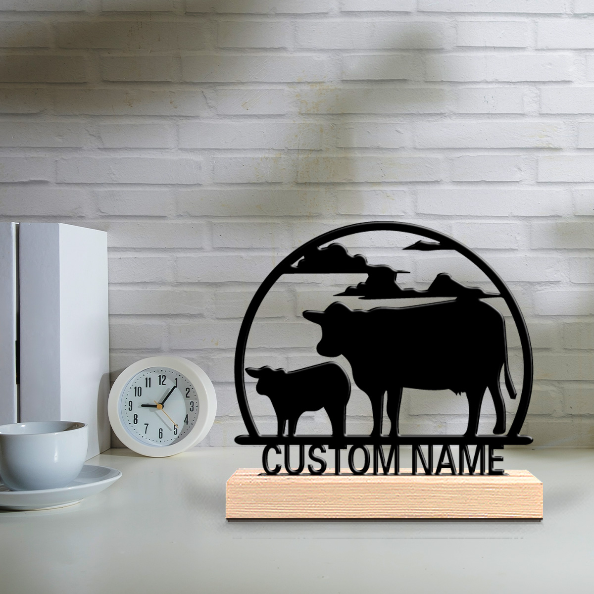Art Craft Table - รูปปั้นโลหะรูปวัวแฟชั่น 1 ชิ้น ปรับแต่งชื่อได้ งานศิลปะตกแต่งบ้านพร้อมฐานไม้ ประติมากรรมโลหะพร้อมฐานไม้สำหรับตั้งโต๊ะ